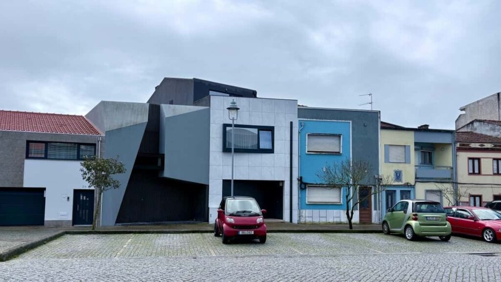 How Nepal WhatsApp bloggers can collaborate with Bangladesh advertisers in 2025