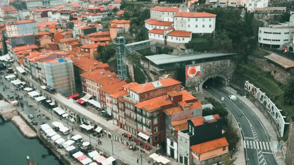 नेपालका ब्रान्डहरूले नाइजेरियाका Amazon क्रिएटरहरूसँग कसरी मिलेर product-led growth चलाउन सक्छन् भन्ने व्यवहारिक मार्गदर्शन, स्थानीय उदाहरण र क्रियाशील ट्याक्टिक्स।